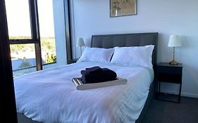 Central Canberra City Apartment With Study And Full Amenities Including Parking