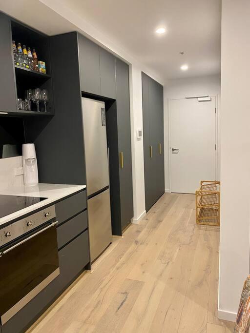 Central Canberra City Apartment With Study And Full Amenities Including Parking Exterior photo